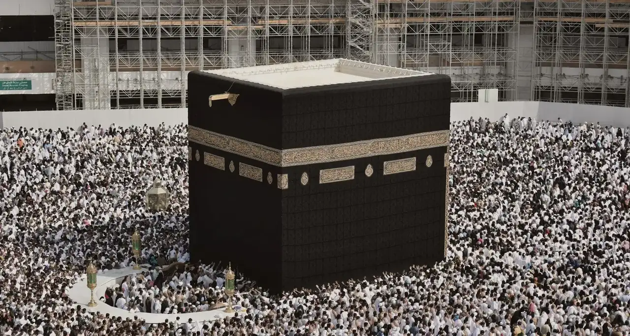 La Kaaba au cœur de la Grande Mosquée de La Mecque, entourée de pèlerins