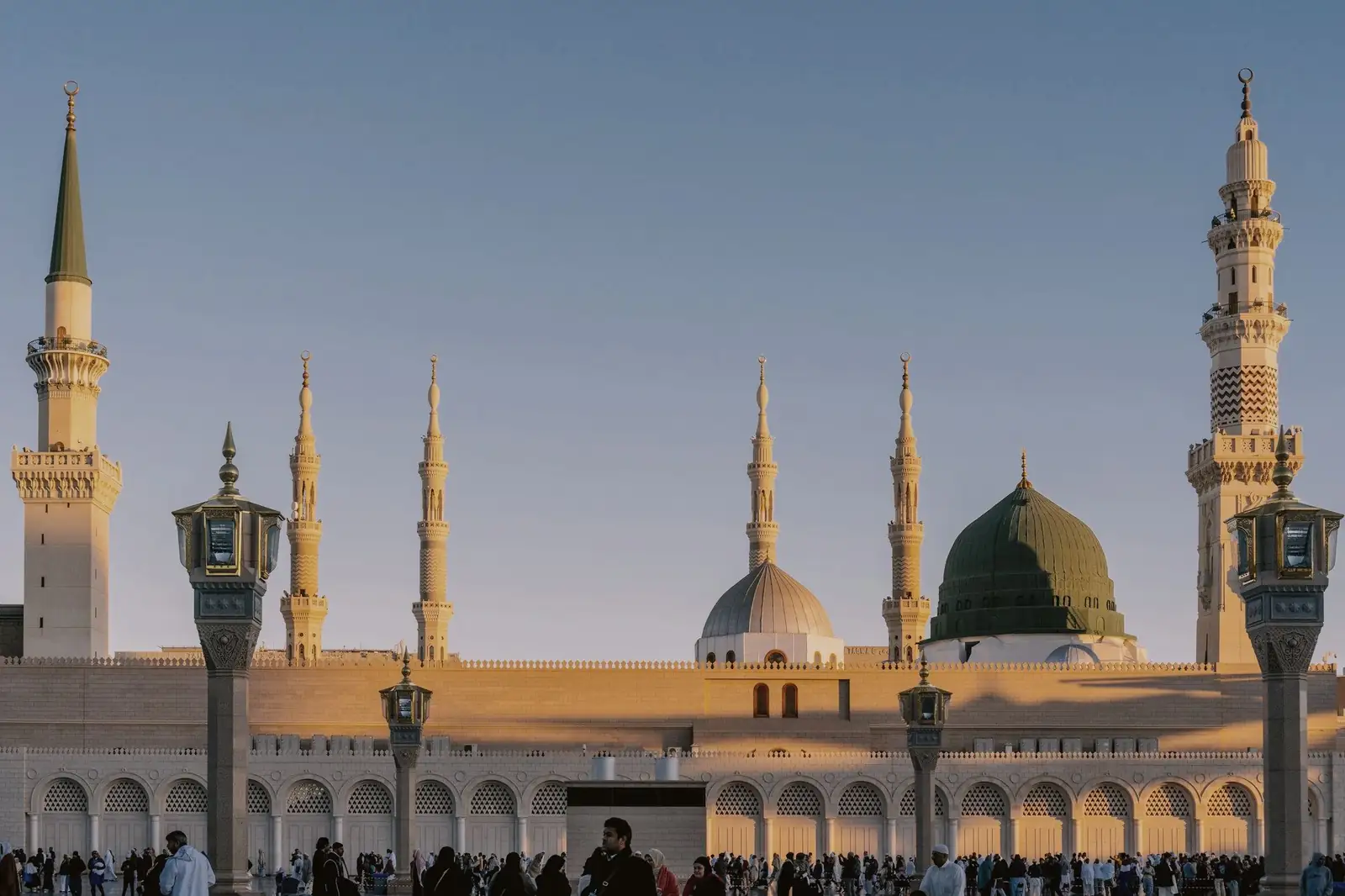La mosquée du Prophète à Médine et ses minarets au crépuscule