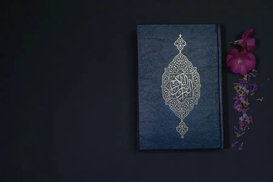 Exemplaire du Coran ouvert sur un porte-livre en bois