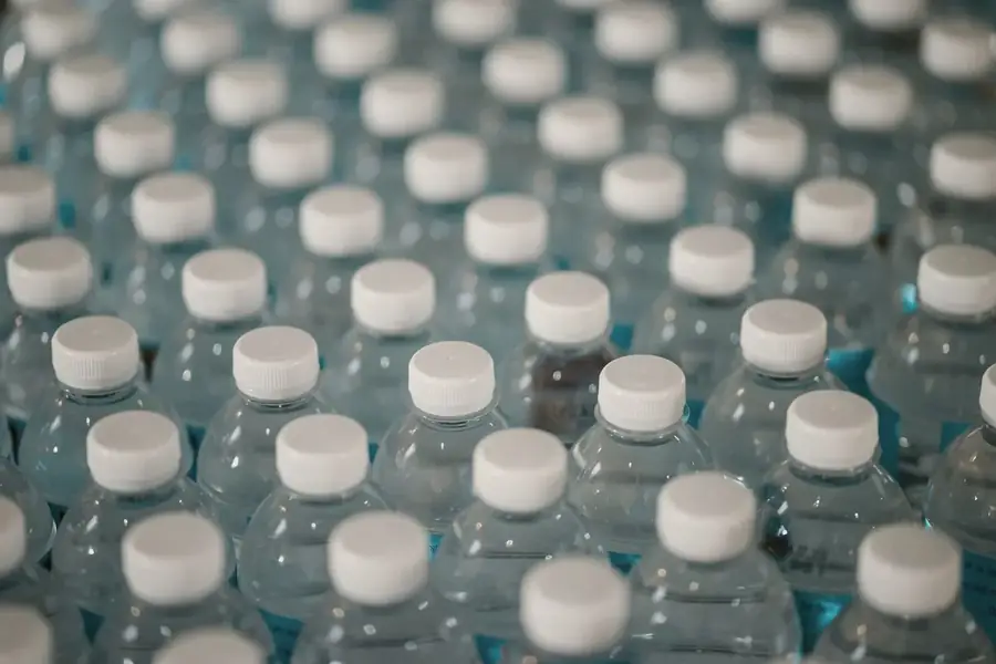 Eau de Zamzam versée dans un gobelet